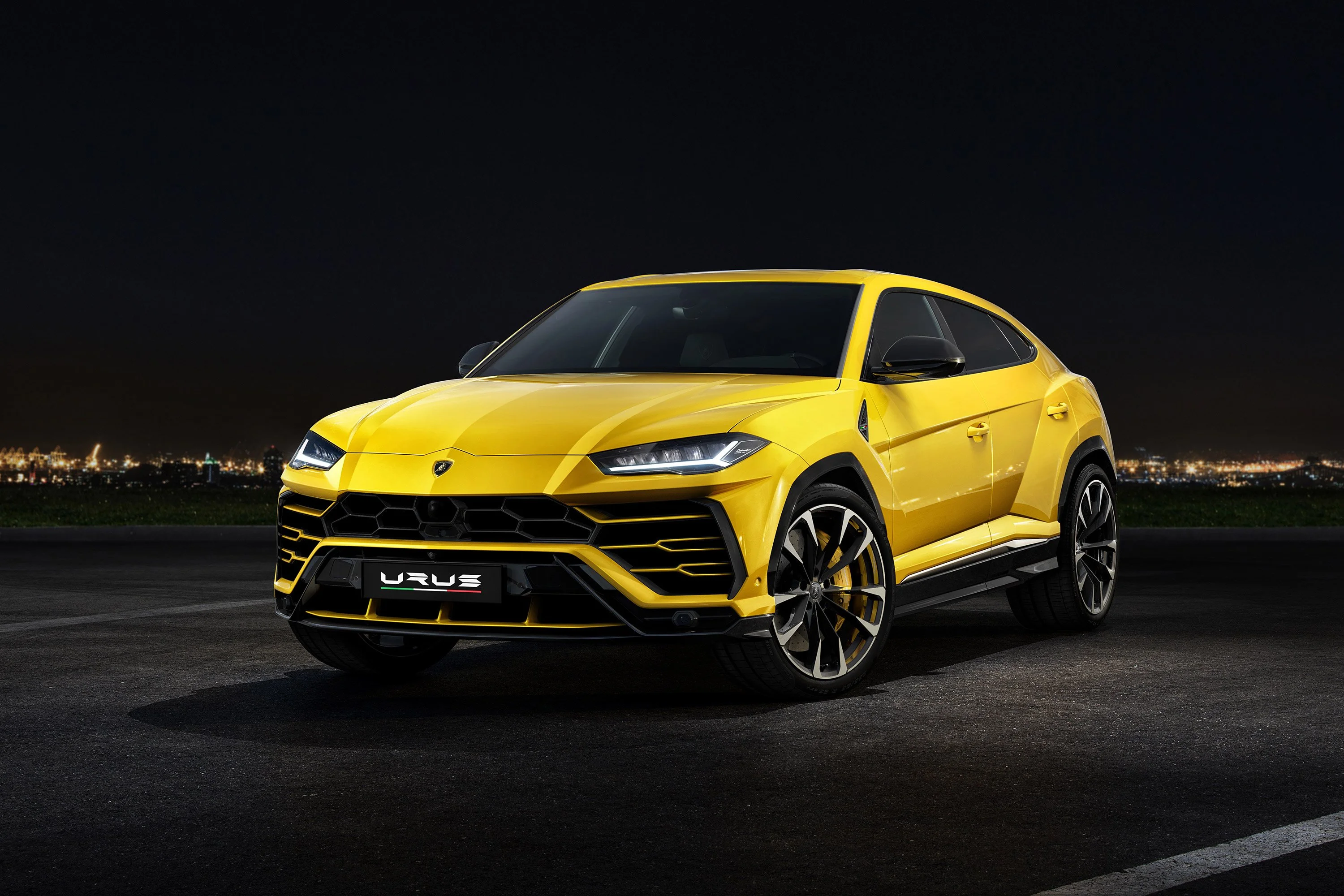 2019-Lamborghini-Urus-001-2000.webp