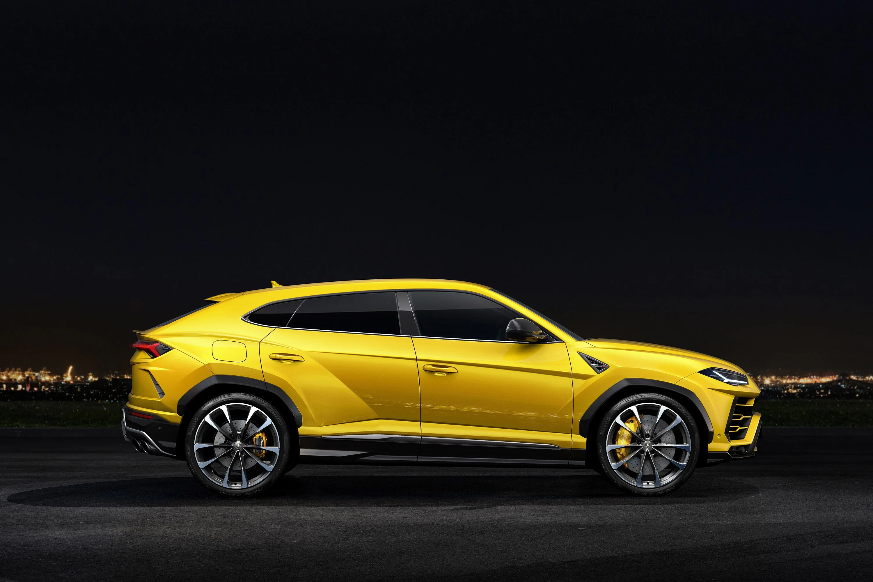 2019-Lamborghini-Urus-002-2000.webp