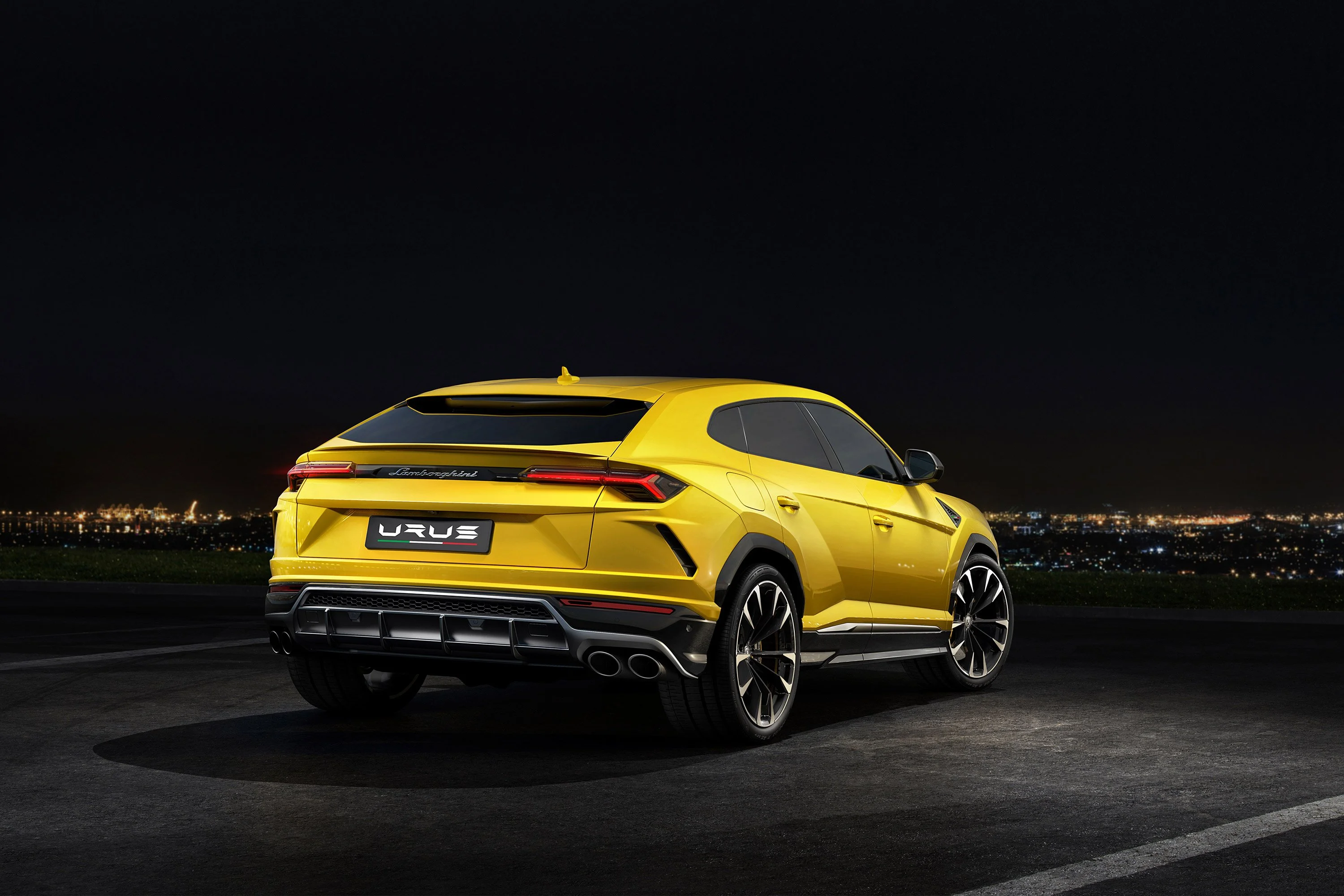 2019-Lamborghini-Urus-003-2000.webp