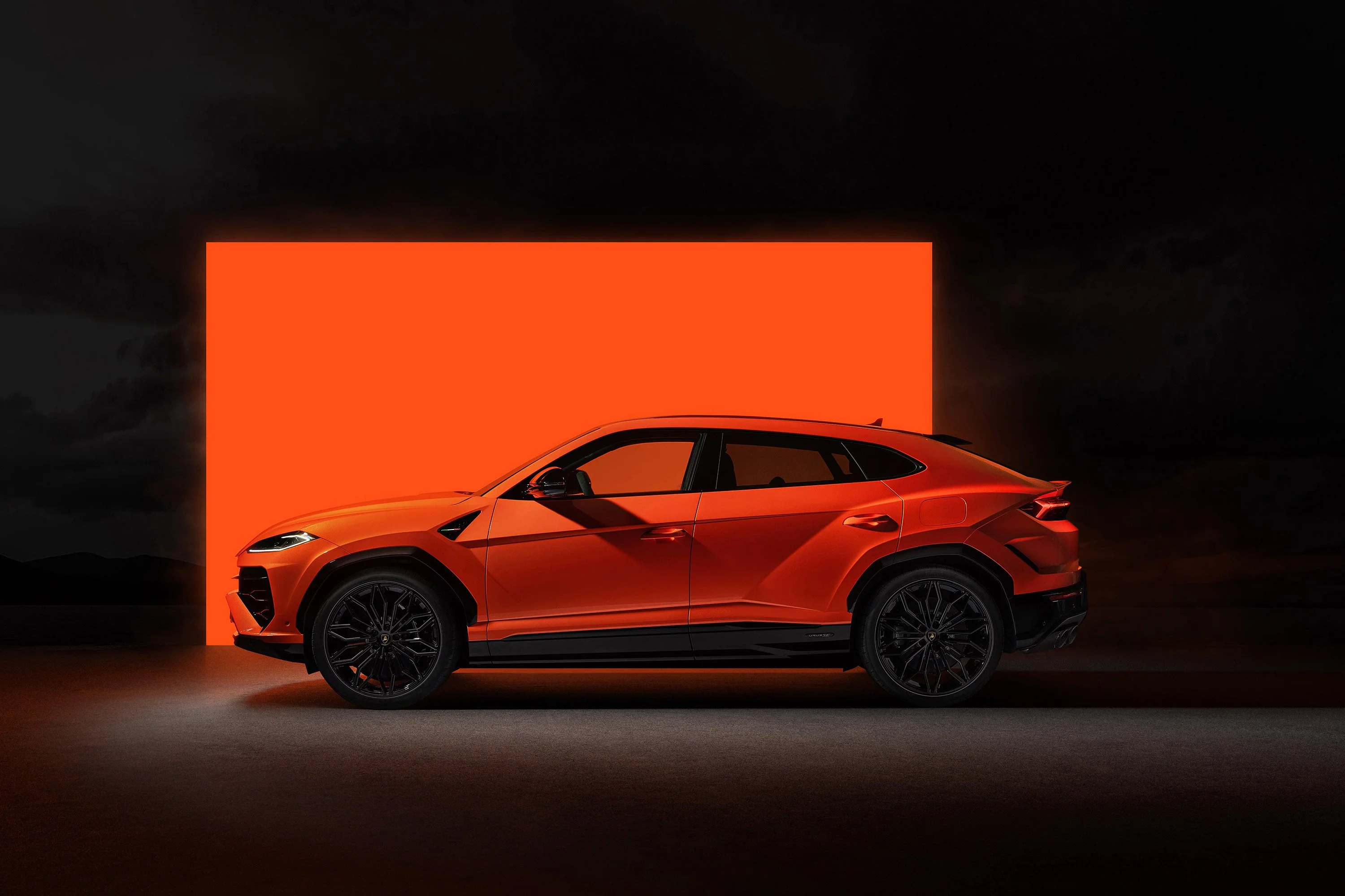 2025-Lamborghini-Urus-SE-002-2000.webp